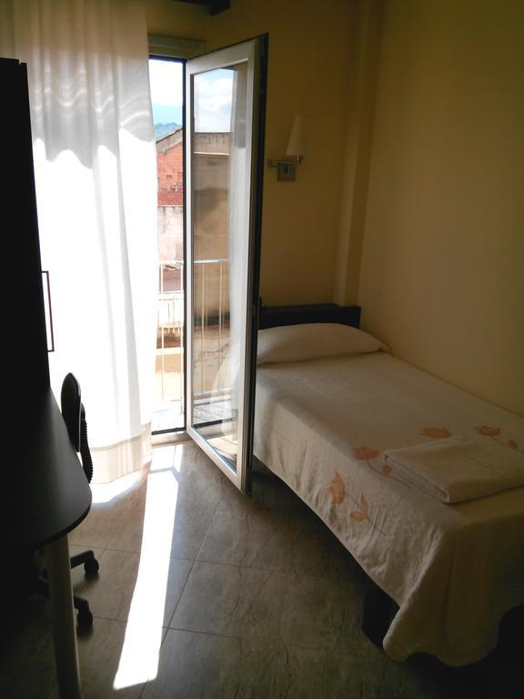 Hostal Sant Sadurni Sant Sadurní dʼAnoia Dış mekan fotoğraf