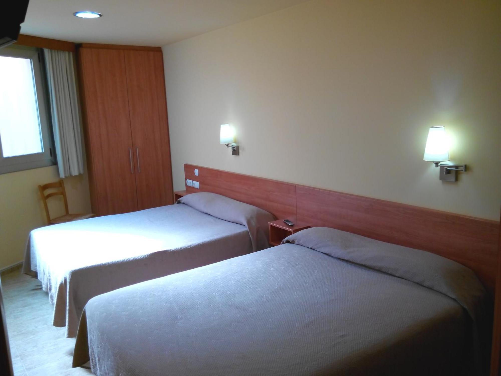 Hostal Sant Sadurni Sant Sadurní dʼAnoia Dış mekan fotoğraf