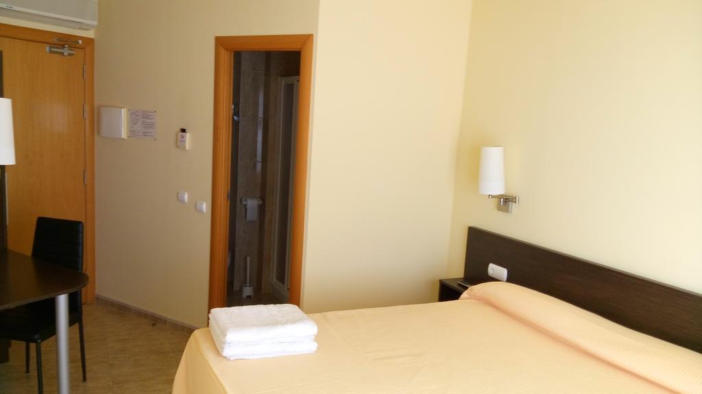 Hostal Sant Sadurni Sant Sadurní dʼAnoia Dış mekan fotoğraf