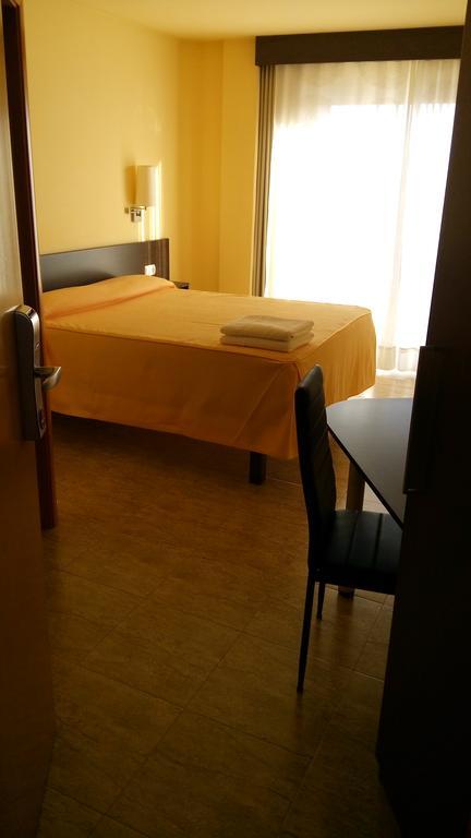 Hostal Sant Sadurni Sant Sadurní dʼAnoia Dış mekan fotoğraf