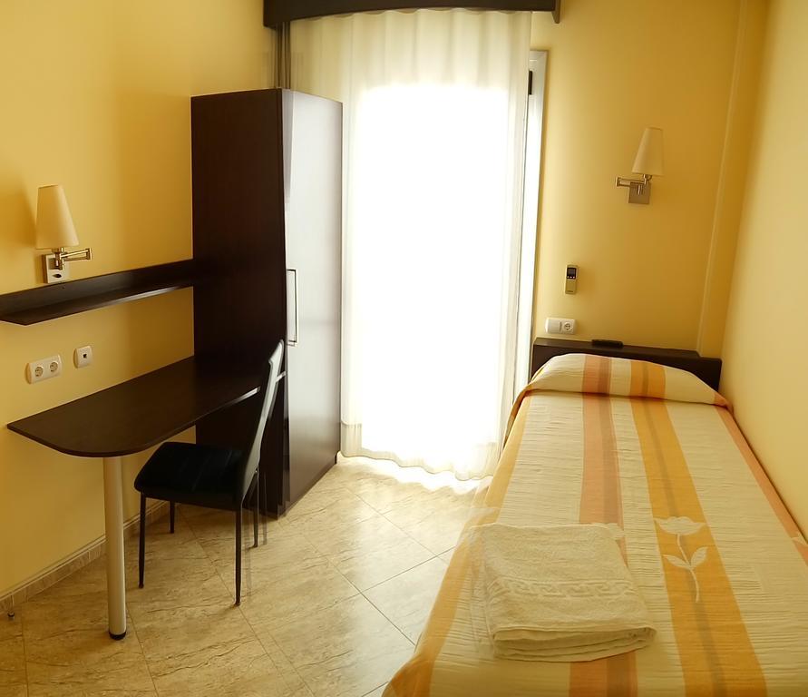 Hostal Sant Sadurni Sant Sadurní dʼAnoia Dış mekan fotoğraf
