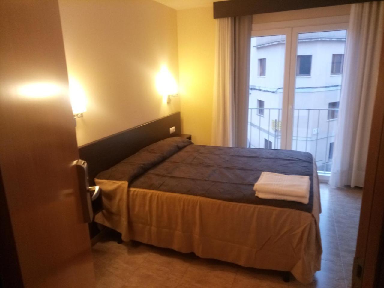 Hostal Sant Sadurni Sant Sadurní dʼAnoia Dış mekan fotoğraf