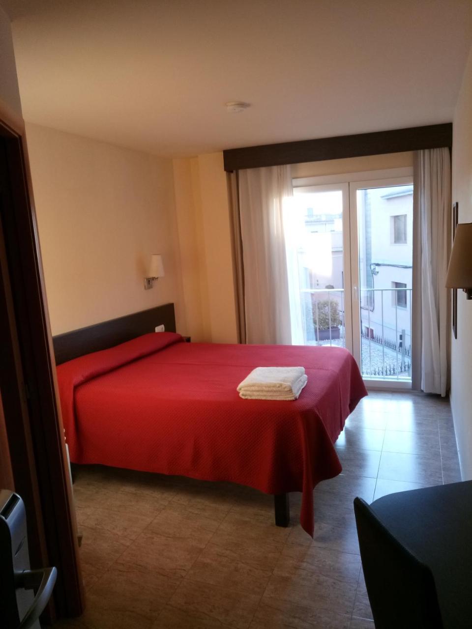 Hostal Sant Sadurni Sant Sadurní dʼAnoia Dış mekan fotoğraf