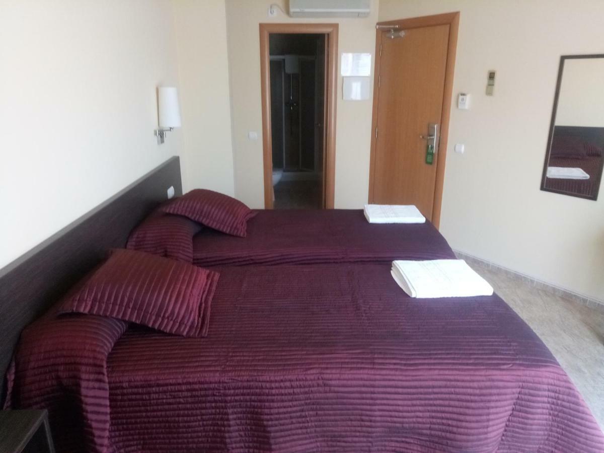 Hostal Sant Sadurni Sant Sadurní dʼAnoia Dış mekan fotoğraf